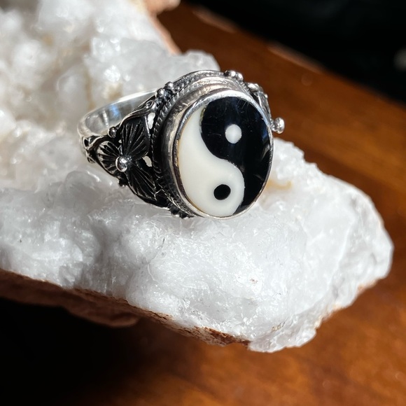 Vintage 90s 925 Silver Yin Yang Ring Size 6 3/4 Ornate  Filigree Floral Setting - Picture 3 of 7